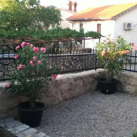 Nyaraló Insel Krk - Restauriertes Steinhaus By Interhome